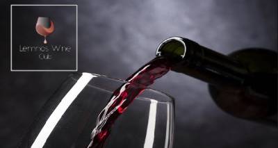 &Tau;&omicron; &laquo;Lemnos Wine Club&raquo; &kappa;ό&beta;&epsilon;&iota; &beta;&alpha;&sigma;&iota;&lambda;ό&pi;&iota;&tau;&alpha; &kappa;&alpha;&iota; &alpha;&nu;&alpha;&rho;&omega;&tau;&iota;έ&tau;&alpha;&iota; &laquo;&Mu;&alpha;&upsilon;&rho;&omicron;&delta;ά&phi;&nu;&eta;: &xi;&eta;&rho;ή ή &gamma;&lambda;&upsilon;&kappa;&iota;ά;&raquo;