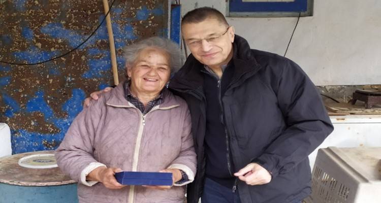 Στην Κίναρο ο Αλκιβιάδης Στεφανής -Επισκέφτηκε την κυρά Ρηνιώ, τη μοναδική κάτοικο του νησιού