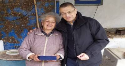 &Sigma;&tau;&eta;&nu; &Kappa;ί&nu;&alpha;&rho;&omicron; &omicron; &Alpha;&lambda;&kappa;&iota;&beta;&iota;ά&delta;&eta;&sigmaf; &Sigma;&tau;&epsilon;&phi;&alpha;&nu;ή&sigmaf; -&Epsilon;&pi;&iota;&sigma;&kappa;έ&phi;&tau;&eta;&kappa;&epsilon; &tau;&eta;&nu; &kappa;&upsilon;&rho;ά &Rho;&eta;&nu;&iota;ώ, &tau;&eta; &mu;&omicron;&nu;&alpha;&delta;&iota;&kappa;ή &kappa;ά&tau;&omicron;&iota;&kappa;&omicron; &tau;&omicron;&upsilon; &nu;&eta;&sigma;&iota;&omicron;ύ