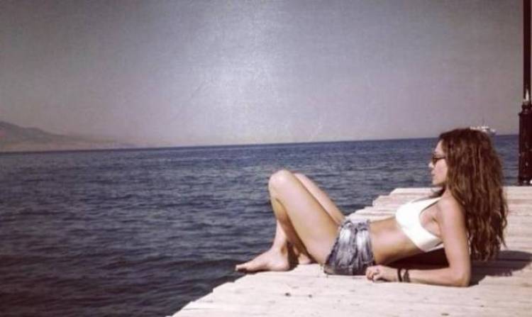 &Sigma;&tau;&eta; &Mu;&upsilon;&tau;&iota;&lambda;ή&nu;&eta; &eta; &Delta;έ&sigma;&pi;&omicron;&iota;&nu;&alpha; &Beta;&alpha;&nu;&delta;ή &lambda;ί&gamma;&epsilon;&sigmaf; &mu;έ&rho;&epsilon;&sigmaf; &pi;&rho;&iota;&nu; &tau;&eta; &mu;&epsilon;&gamma;ά&lambda;&eta; &sigma;&upsilon;&nu;&alpha;&upsilon;&lambda;ί&alpha; &sigma;&tau;&eta; &Lambda;ή&mu;&nu;&omicron; (photos)