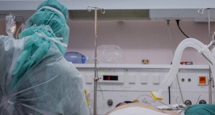 Κορωνοϊός: 453 νέα κρούσματα, τα 184 στον Καρά Τεπέ, τα 174 στην Αττική | 6 νεκροί, 79 διασωληνωμένοι