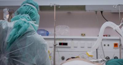 &Kappa;&omicron;&rho;&omega;&nu;&omicron;ϊό&sigmaf;: 453 &nu;έ&alpha; &kappa;&rho;&omicron;ύ&sigma;&mu;&alpha;&tau;&alpha;, &tau;&alpha; 184 &sigma;&tau;&omicron;&nu; &Kappa;&alpha;&rho;ά &Tau;&epsilon;&pi;έ, &tau;&alpha; 174 &sigma;&tau;&eta;&nu; &Alpha;&tau;&tau;&iota;&kappa;ή | 6 &nu;&epsilon;&kappa;&rho;&omicron;ί, 79 &delta;&iota;&alpha;&sigma;&omega;&lambda;&eta;&nu;&omega;&mu;έ&nu;&omicron;&iota;