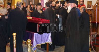 &Sigma;&omega;&mu;&alpha;&tau;&epsilon;ί&omicron; &Epsilon;&rho;&gamma;&alpha;&zeta;&omicron;&mu;έ&nu;&omega;&nu; &Nu;&omicron;&sigma;&omicron;&kappa;&omicron;&mu;&epsilon;ί&omicron;&upsilon; &Lambda;ή&mu;&nu;&omicron;&upsilon;: &laquo;&Sigma;&upsilon;&mu;&mu;&epsilon;&tau;έ&chi;&omicron;&upsilon;&mu;&epsilon; &sigma;&tau;&omicron; &pi;έ&nu;&theta;&omicron;&sigmaf; &kappa;&alpha;&iota; &theta;&rho;&eta;&nu;&omicron;ύ&mu;&epsilon; &gamma;&iota;&alpha; &tau;&omicron;&nu; &chi;&alpha;&mu;ό &tau;&omicron;&upsilon; &Mu;&eta;&tau;&rho;&omicron;&pi;&omicron;&lambda;ί&tau;&eta;&raquo;