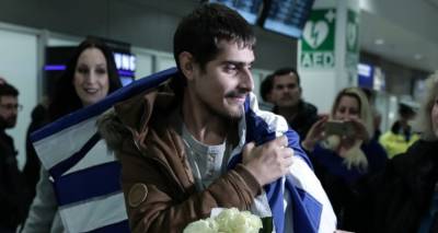 &Omicron;&mu;&eta;&rho;ί&alpha; &Tau;ό&gamma;&kappa;&omicron;: &laquo;&Zeta;&omicron;ύ&sigma;&alpha;&mu;&epsilon; &pi;ά&nu;&omega; &sigma;&epsilon; &delta;έ&nu;&tau;&rho;&alpha; &kappa;&alpha;&iota; &tau;&rho;ώ&gamma;&alpha;&mu;&epsilon; &omega;&mu;ό &kappa;&rho;έ&alpha;&sigmaf;&raquo;, &epsilon;&xi;&omicron;&mu;&omicron;&lambda;&omicron;&gamma;&epsilon;ί&tau;&alpha;&iota; &omicron; &Epsilon;&lambda;&lambda;&eta;&nu;&alpha;&sigmaf; &nu;&alpha;&upsilon;&tau;&iota;&kappa;ό&sigmaf;