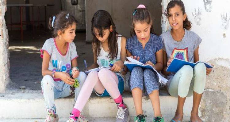 &Mu;&pi;&alpha;ί&nu;&omicron;&upsilon;&nu; &sigma;&tau;&alpha; &sigma;&chi;&omicron;&lambda;&epsilon;ί&alpha; 18.000 &pi;&rho;&omicron;&sigma;&phi;&upsilon;&gamma;ό&pi;&omicron;&upsilon;&lambda;&alpha; | &Pi;&rho;&omicron;&sigma;&lambda;ή&psi;&epsilon;&iota;&sigmaf; &epsilon;&kappa;&pi;&alpha;&iota;&delta;&epsilon;&upsilon;&tau;&iota;&kappa;ώ&nu;
