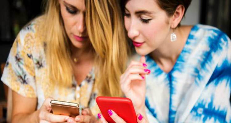 E&theta;&iota;&sigma;&mu;έ&nu;&omicron;&iota; &mu;&epsilon; &tau;&alpha; social media &omicron;&iota; &Epsilon;&lambda;&lambda;&eta;&nu;&epsilon;&sigmaf; | &Sigma;&chi;&epsilon;&delta;ό&nu; &tau;&omicron; 50% &epsilon;ί&nu;&alpha;&iota; &epsilon;&nu;&epsilon;&rho;&gamma;&omicron;ί &chi;&rho;ή&sigma;&tau;&epsilon;&sigmaf;