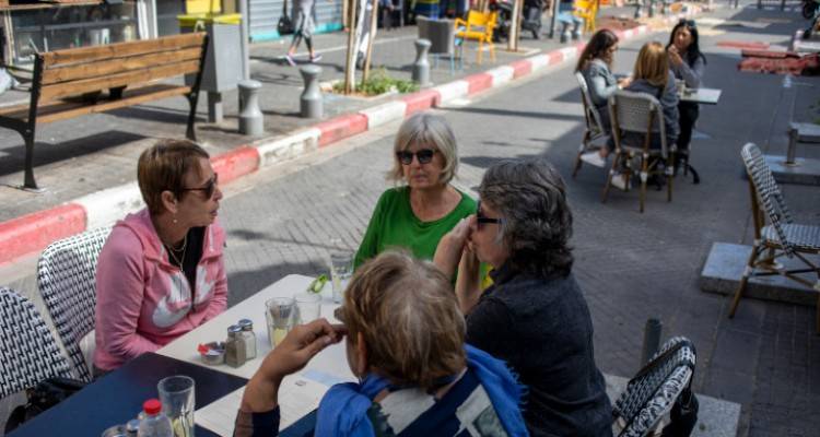 Η ζωή στο Ισραήλ μετά τον εμβολιασμό του 40% του πληθυσμού | Ανοιξαν μπαρ και εστιατόρια, τι επιτρέπεται
