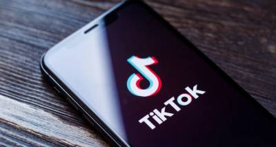 &Sigma;&tau;&omicron; &mu;&iota;&kappa;&rho;&omicron;&sigma;&kappa;ό&pi;&iota;&omicron; &tau;&eta;&sigmaf; &Alpha;&Alpha;&Delta;&Epsilon; &sigma;&upsilon;&gamma;&kappa;&epsilon;&kappa;&rho;&iota;&mu;έ&nu;&omicron;&iota; tiktokers -&Pi;ώ&sigmaf; &tau;&omicron;&upsilon;&sigmaf; &laquo;&tau;&sigma;&iota;&mu;&pi;&omicron;ύ&nu;&raquo; &mu;&epsilon; &epsilon;&iota;&delta;&iota;&kappa;ό &lambda;&omicron;&gamma;&iota;&sigma;&mu;&iota;&kappa;ό, &tau;&iota; &epsilon;&rho;&epsilon;&upsilon;&nu;&omicron;ύ&nu;