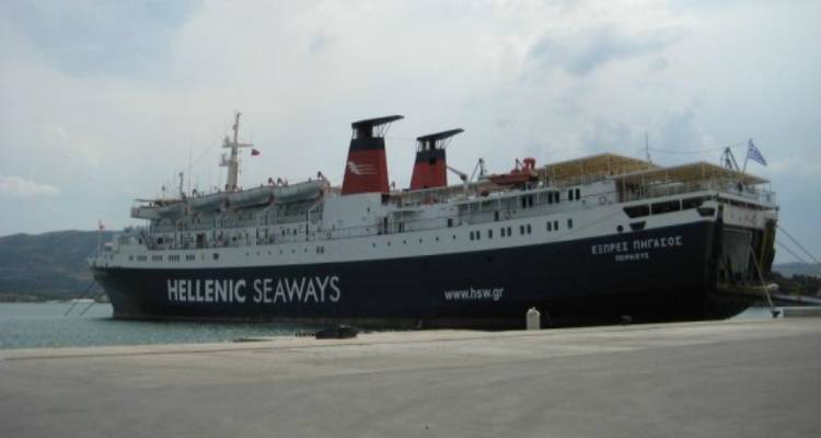 Απαγορευτικό απόπλου: Δεμένο στην Καβάλα το «Εξπρές Πήγασος»