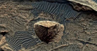 &Mu;&upsilon;&sigma;&tau;&eta;&rho;&iota;ώ&delta;&eta;&sigmaf; &laquo;&tau;&rho;ί&pi;&lambda;&epsilon;&upsilon;&rho;&eta; &pi;&upsilon;&rho;&alpha;&mu;ί&delta;&alpha;&raquo;, &sigma;&alpha;&nu; &tau;&eta;&sigmaf; &Gamma;&kappa;ί&zeta;&alpha;&sigmaf;, &epsilon;&nu;&tau;&omicron;&pi;ί&sigma;&tau;&eta;&kappa;&epsilon; &sigma;&tau;&eta;&nu; &epsilon;&pi;&iota;&phi;ά&nu;&epsilon;&iota;&alpha; &tau;&omicron;&upsilon; Ά&rho;&eta; -&Delta;&epsilon;ί&tau;&epsilon; &epsilon;&nu;&tau;&upsilon;&pi;&omega;&sigma;&iota;&alpha;&kappa;έ&sigmaf; &phi;&omega;&tau;&omicron;&gamma;&rho;&alpha;&phi;ί&epsilon;&sigmaf;