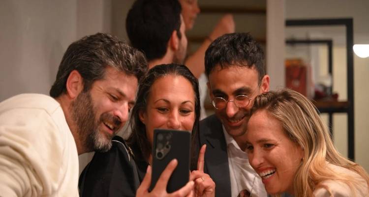 &laquo;&Omega;&sigmaf; &tau;&eta; &Delta;&epsilon;&upsilon;&tau;έ&rho;&alpha; &theta;&alpha; &gamma;&upsilon;&rho;ί&sigma;&omicron;&upsilon;&nu; ό&lambda;&omicron;&iota; &omicron;&iota; ό&mu;&eta;&rho;&omicron;&iota;&raquo;: &Omicron; &Tau;&rho;&alpha;&mu;&pi; &mu;ί&lambda;&eta;&sigma;&epsilon; &sigma;&epsilon; &sigma;&upsilon;&gamma;&gamma;&epsilon;&nu;&epsilon;ί&sigmaf;, &pi;&alpha;&nu;&eta;&gamma;&upsilon;&rho;&iota;&sigma;&mu;&omicron;ί &kappa;&alpha;&iota; &sigma;&upsilon;&gamma;&kappa;ί&nu;&eta;&sigma;&eta; -&Sigma;&tau;&iota;&sigmaf; 12 &omicron;&iota; &upsilon;&pi;&omicron;&gamma;&rho;&alpha;&phi;έ&sigmaf; &Iota;&sigma;&rho;&alpha;ή&lambda;-&Chi;&alpha;&mu;ά&sigmaf;