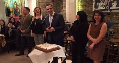 &Alpha;&pi;ά&nu;&tau;&eta;&sigma;&eta; &Lambda;&omicron;ύ&kappa;&alpha; &sigma;&epsilon; &Mu;&alpha;&rho;&iota;&nu;ά&kappa;&eta;: &laquo;&Xi;έ&chi;&alpha;&sigma;&epsilon; &nu;&alpha; &mu;&iota;&lambda;ή&sigma;&epsilon;&iota; &gamma;&iota;&alpha; &tau;&eta;&nu; &tau;&alpha;&mu;&pi;&alpha;&kappa;&iota;έ&rho;&alpha;&raquo;