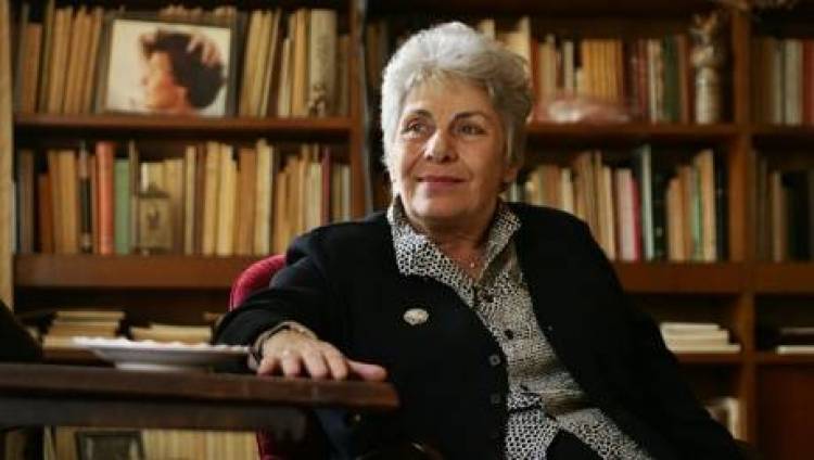 Κική Δημουλά: «Ν΄αντέξεις είναι το ζητούμενο, όχι να καταλάβεις»