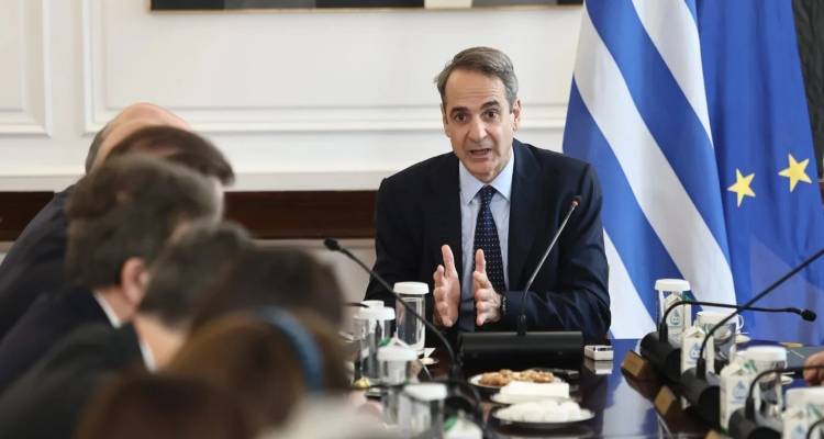 &Sigma;&tau;&iota;&sigmaf; 16:00 &sigma;&upsilon;&nu;&epsilon;&delta;&rho;&iota;ά&zeta;&epsilon;&iota; &tau;&omicron; &upsilon;&pi;. &Sigma;&upsilon;&mu;&beta;&omicron;ύ&lambda;&iota;&omicron;: &Sigma;&tau;&omicron; &tau;&rho;&alpha;&pi;έ&zeta;&iota; &eta; &alpha;&xi;&iota;&omicron;&lambda;ό&gamma;&eta;&sigma;&eta; &sigma;&tau;&omicron; &Delta;&eta;&mu;ό&sigma;&iota;&omicron; &kappa;&alpha;&iota; &kappa;&alpha;&tau;ώ&tau;&alpha;&tau;&omicron;&sigmaf; &mu;&iota;&sigma;&theta;ό&sigmaf;, &tau;&omicron; &pi;&omicron;&sigma;ό &pi;&omicron;&upsilon; &laquo;&kappa;&lambda;&epsilon;&iota;&delta;ώ&nu;&epsilon;&iota;&raquo;