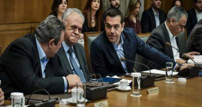 &Mu;&iota;&kappa;&rho;ό &alpha;&nu;&alpha;&sigma;&chi;&eta;&mu;&alpha;&tau;&iota;&sigma;&mu;ό &epsilon;&tau;&omicron;&iota;&mu;ά&zeta;&epsilon;&iota; &omicron; &Tau;&sigma;ί&pi;&rho;&alpha;&sigmaf; | &Pi;&omicron;&iota;&omicron;&iota; &mu;έ&nu;&omicron;&upsilon;&nu;, &pi;&omicron;&iota;&omicron;&iota; &phi;&epsilon;ύ&gamma;&omicron;&upsilon;&nu;, &tau;&iota; &theta;&alpha; &gamma;ί&nu;&epsilon;&iota; &mu;&epsilon; &tau;&omicron;&nu; &Kappa;&alpha;&mu;&mu;έ&nu;&omicron;