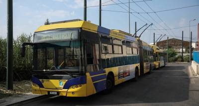 Ατύχημα με τρόλεϊ και τουριστικό λεωφορείο στην Πανεπιστημίου | Έξι τραυματίες