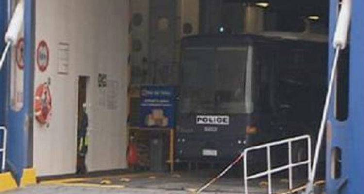 &Eta; &kappa;&upsilon;&beta;έ&rho;&nu;&eta;&sigma;&eta; &alpha;&lambda;&lambda;ά&zeta;&epsilon;&iota; &sigma;&tau;ά&sigma;&eta;: 150 &mu;&epsilon;&tau;&alpha;&nu;ά&sigma;&tau;&epsilon;&sigmaf; &mu;&epsilon; &chi;&epsilon;&iota;&rho;&omicron;&pi;έ&delta;&epsilon;&sigmaf; &alpha;&pi;ό &tau;&eta; &Mu;&upsilon;&tau;&iota;&lambda;ή&nu;&eta; &sigma;&tau;&omicron;&nu; &Pi;&epsilon;&iota;&rho;&alpha;&iota;ά