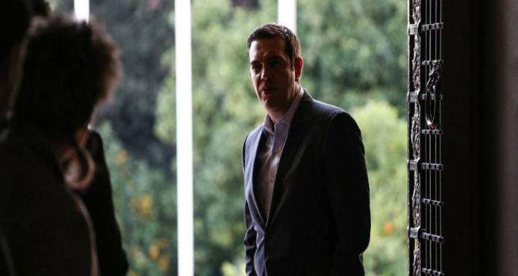 &Tau;&omicron; &Mu;&alpha;&xi;ί&mu;&omicron;&upsilon; &mu;&pi;&rho;&omicron;&sigma;&tau;ά &sigma;&tau;&omicron; &alpha;&delta;&iota;έ&xi;&omicron;&delta;&omicron;: &Upsilon;&pi;&omicron;&chi;ώ&rho;&eta;&sigma;&eta; &mu;&epsilon; &mu;έ&tau;&rho;&alpha; ή &sigma;&kappa;&eta;&nu;&iota;&kappa;ό &kappa;&rho;ί&sigma;&eta;&sigmaf;