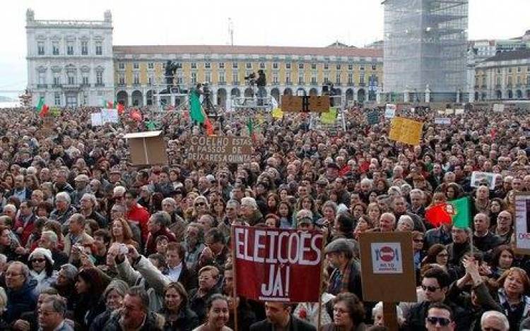 «Να παραιτηθεί η κυβέρνηση», λένε οι διαδηλωτές στην Πορτογαλία