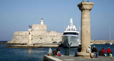 &Rho;ό&delta;&omicron;&sigmaf;: &Pi;ώ&sigmaf; &sigma;&upsilon;&nu;έ&beta;&eta; &eta; &alpha;&delta;&iota;&alpha;&nu;ό&eta;&tau;&eta; &tau;&rho;&alpha;&gamma;&omega;&delta;ί&alpha; &kappa;&alpha;&iota; &chi;ά&theta;&eta;&kappa;&alpha;&nu; &sigma;&tau;&eta;&nu; &pi;&iota;&sigma;ί&nu;&alpha; &mu;έ&sigma;&alpha; &sigma;&epsilon; &delta;&epsilon;&upsilon;&tau;&epsilon;&rho;ό&lambda;&epsilon;&pi;&tau;&alpha;, &delta;&upsilon;&omicron; &alpha;&delta;&epsilon;&lambda;&phi;έ&sigmaf;