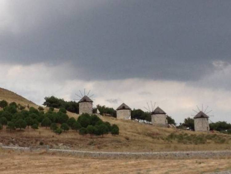 &Mu;&iota;&alpha; &kappa;&alpha;&lambda;&omicron;&kappa;&alpha;&iota;&rho;&iota;&nu;ή &mu;έ&rho;&alpha; &sigma;&tau;&eta;&nu; &Eta;&phi;&alpha;&iota;&sigma;&tau;ί&alpha; &tau;&eta;&sigmaf; &Lambda;ή&mu;&nu;&omicron;&upsilon; (photos)