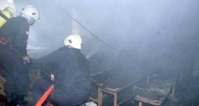 &Tau;&rho;&alpha;&gamma;&omega;&delta;ί&alpha; &sigma;&tau;&omicron; &Pi;&lambda;&omega;&mu;ά&rho;&iota;: &Eta;&lambda;&iota;&kappa;&iota;&omega;&mu;έ&nu;&eta; &gamma;&upsilon;&nu;&alpha;ί&kappa;&alpha; &alpha;&pi;&alpha;&nu;&theta;&rho;&alpha;&kappa;ώ&theta;&eta;&kappa;&epsilon; &mu;έ&sigma;&alpha; &sigma;&tau;&eta;&nu; &alpha;&pi;&omicron;&theta;ή&kappa;&eta; &tau;&omicron;&upsilon; &sigma;&pi;&iota;&tau;&iota;&omicron;ύ &tau;&eta;&sigmaf;