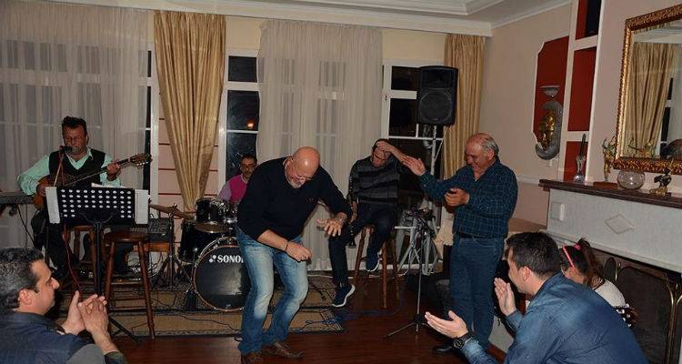 &Mu;&epsilon; &kappa;έ&phi;&iota; &kappa;&alpha;&iota; &chi;&omicron;&rho;ό &gamma;&iota;&omicron;&rho;&tau;ά&sigma;&tau;&eta;&kappa;&alpha;&nu; &tau;&alpha; 60 &chi;&rho;ό&nu;&iota;&alpha; &alpha;&pi;ό &tau;&eta;&nu; ί&delta;&rho;&upsilon;&sigma;&eta; &tau;&omicron;&upsilon; &Tau;ά&gamma;&mu;&alpha;&tau;&omicron;&sigmaf; &Epsilon;&theta;&nu;&omicron;&phi;&upsilon;&lambda;&alpha;&kappa;ή&sigmaf; &Lambda;ή&mu;&nu;&omicron;&upsilon; (photos)