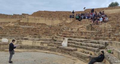 oi-mathites-tis-g-taksis-tou-gymnasiou-moydrou-pros-tous-symmathites-tous-sas-parousiazoume-to-arxaio-theatro-tis-ifaistias