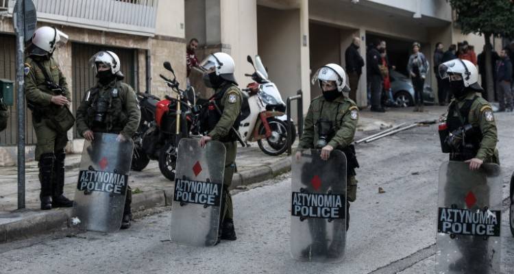 Πράσινο φως έδωσε ο Χρυσοχοΐδης για να τοποθετηθούν κάμερες στις στολές των αστυνομικών
