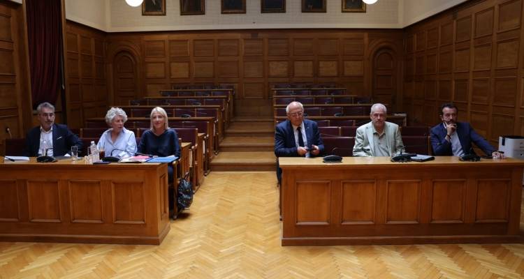 &Mu;ύ&lambda;&omicron;&sigmaf; &sigma;&tau;&omicron;&nu; &Sigma;&Upsilon;&Rho;&Iota;&Zeta;&Alpha;: &Mu;&epsilon; 7 ά&tau;&omicron;&mu;&alpha; &sigma;&upsilon;&nu;&epsilon;&delta;&rho;ί&alpha;&sigma;&epsilon; &eta; &Kappa;&Omicron;, έ&xi;&alpha;&lambda;&lambda;&omicron;&sigmaf; &omicron; &Phi;ά&mu;&epsilon;&lambda;&lambda;&omicron;&sigmaf; &alpha;&pi;&epsilon;ί&chi;&epsilon; | &Tau;&omicron; &Sigma;ά&beta;&beta;&alpha;&tau;&omicron; &epsilon;&kappa;&lambda;έ&gamma;&epsilon;&tau;&alpha;&iota; &nu;έ&omicron;&sigmaf; &pi;&rho;ό&epsilon;&delta;&rho;&omicron;&sigmaf;