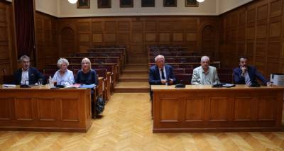 &Mu;ύ&lambda;&omicron;&sigmaf; &sigma;&tau;&omicron;&nu; &Sigma;&Upsilon;&Rho;&Iota;&Zeta;&Alpha;: &Mu;&epsilon; 7 ά&tau;&omicron;&mu;&alpha; &sigma;&upsilon;&nu;&epsilon;&delta;&rho;ί&alpha;&sigma;&epsilon; &eta; &Kappa;&Omicron;, έ&xi;&alpha;&lambda;&lambda;&omicron;&sigmaf; &omicron; &Phi;ά&mu;&epsilon;&lambda;&lambda;&omicron;&sigmaf; &alpha;&pi;&epsilon;ί&chi;&epsilon; | &Tau;&omicron; &Sigma;ά&beta;&beta;&alpha;&tau;&omicron; &epsilon;&kappa;&lambda;έ&gamma;&epsilon;&tau;&alpha;&iota; &nu;έ&omicron;&sigmaf; &pi;&rho;ό&epsilon;&delta;&rho;&omicron;&sigmaf;