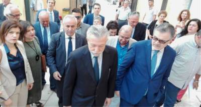 &Delta;&upsilon;&sigma;&kappa;&omicron;&lambda;&epsilon;ύ&epsilon;&tau;&alpha;&iota; &eta; &kappa;&upsilon;&beta;έ&rho;&nu;&eta;&sigma;&eta; &alpha;&pi;ό &tau;&iota;&sigmaf; &alpha;&pi;&omicron;&delta;&omicron;&kappa;&iota;&mu;&alpha;&sigma;ί&epsilon;&sigmaf; &mu;&epsilon;&tau;ά &tau;&eta; &sigma;&upsilon;&mu;&phi;&omega;&nu;ί&alpha; &gamma;&iota;&alpha; &tau;&eta; &Mu;&alpha;&kappa;&epsilon;&delta;&omicron;&nu;ί&alpha;