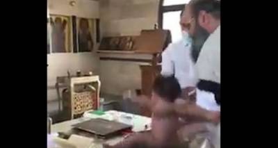 &Kappa;ύ&pi;&rho;&omicron;&sigmaf;: &Chi;&alpha;&mu;ό&sigmaf; &mu;&epsilon; &beta;ά&phi;&tau;&iota;&sigma;&eta; - &laquo;&Sigma;&iota;&gamma;ά &mu;&epsilon; &tau;&omicron; &mu;&omega;&rho;ό&raquo; &phi;ώ&nu;&alpha;&zeta;&alpha;&nu; &omicron;&iota; &gamma;&omicron;&nu;&epsilon;ί&sigmaf; &sigma;&tau;&omicron;&nu; &iota;&epsilon;&rho;έ&alpha; (&beta;ί&nu;&tau;&epsilon;&omicron;)