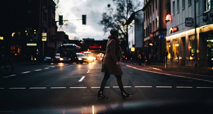 &laquo;&Epsilon;ί&sigma;&alpha;&iota; &kappa;&alpha;&lambda;ά; &Pi;ό&sigma;&omicron; &mu;&alpha;&kappa;&rho;&iota;ά &epsilon;ί&sigma;&alpha;&iota;;&raquo; -&Mu;&iota;&alpha; &delta;&omega;&rho;&epsilon;ά&nu; &tau;&eta;&lambda;&epsilon;&phi;&omega;&nu;&iota;&kappa;ή &gamma;&rho;&alpha;&mu;&mu;ή &gamma;&iota;&alpha; &gamma;&upsilon;&nu;&alpha;ί&kappa;&epsilon;&sigmaf; &pi;&omicron;&upsilon; &pi;&epsilon;&rho;&pi;&alpha;&tau;&omicron;ύ&nu; &mu;ό&nu;&epsilon;&sigmaf;