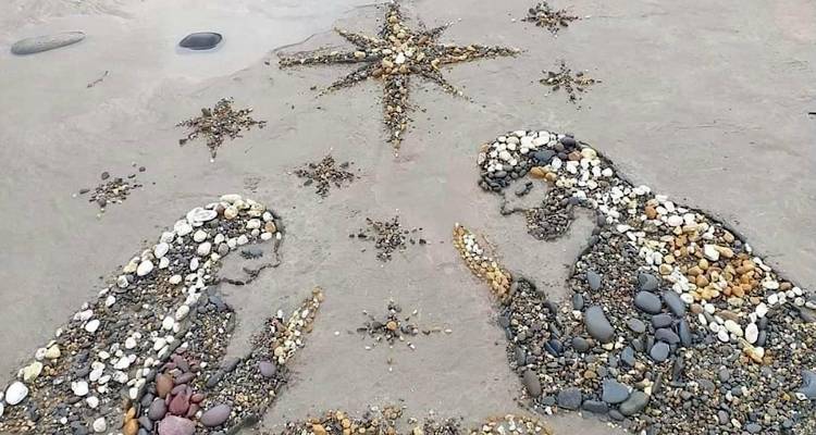 Μια φάτνη από πέτρες σε μια παραλία