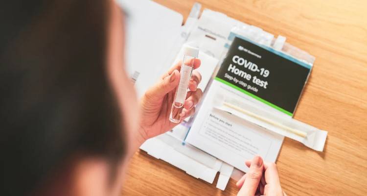 Στα φαρμακεία τη Δευτέρα τα πρώτα self test | Πώς το κάνουμε μόνοι μας, βήμα-βήμα η διαδικασία [βίντεο]