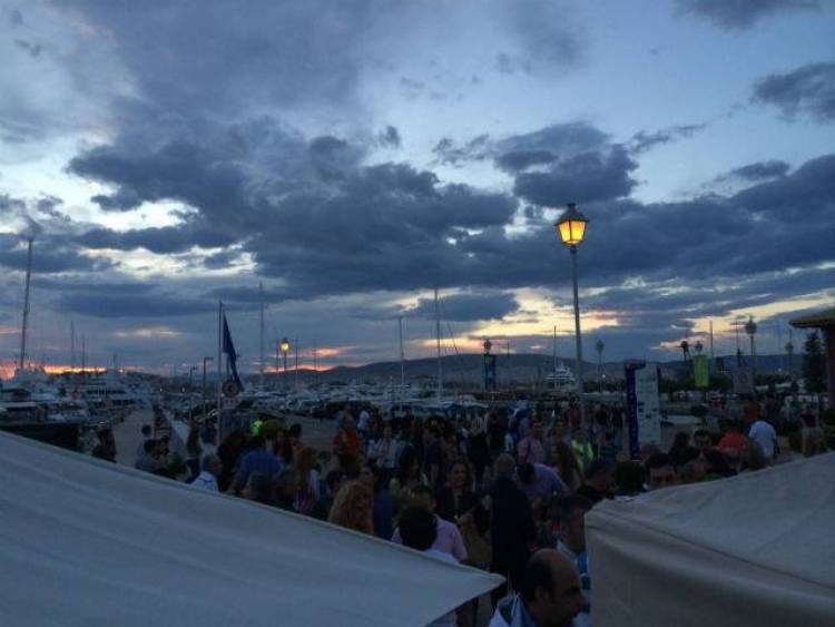 &Pi;&rho;&alpha;&gamma;&mu;&alpha;&tau;&omicron;&pi;&omicron;&iota;ή&theta;&eta;&kappa;&epsilon; &eta; &pi;&rho;ώ&tau;&eta; &laquo;&beta;&omicron;&upsilon;&tau;&iota;ά&raquo; &sigma;&tau;&iota;&sigmaf; &pi;&alpha;&rho;&alpha;&lambda;ί&epsilon;&sigmaf; &kappa;&alpha;&iota; &tau;&iota;&sigmaf; &gamma;&epsilon;ύ&sigma;&epsilon;&iota;&sigmaf; &tau;&eta;&sigmaf; &Lambda;ή&mu;&nu;&omicron;&upsilon; (photos)