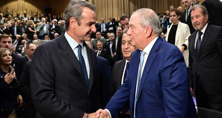 Η χειραψία Μητσοτάκη-Καραμανλή, το μήνυμα του πρωθυπουργού και η απουσία Σαμαρά -Παρασκήνια από την παρουσίαση βιβλίου