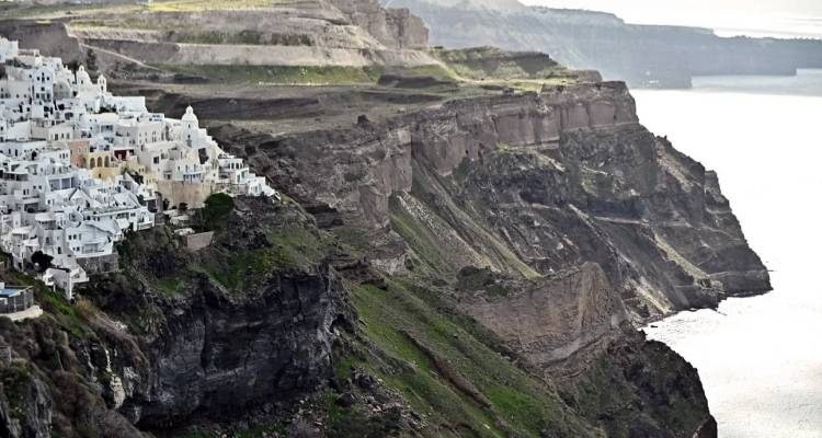 &Epsilon;&nu;&alpha;&sigmaf; &chi;&rho;ό&nu;&omicron;&sigmaf; &mu;&epsilon;&tau;ά: &Pi;ώ&sigmaf; &tau;&omicron; &mu;ά&gamma;&mu;&alpha; &pi;&upsilon;&rho;&omicron;&delta;ό&tau;&eta;&sigma;&epsilon; 25.000 &sigma;&epsilon;&iota;&sigma;&mu;&omicron;ύ&sigmaf; &sigma;&tau;&eta; &Sigma;&alpha;&nu;&tau;&omicron;&rho;ί&nu;&eta; &sigma;&epsilon; &delta;&upsilon;&omicron; &mu;ή&nu;&epsilon;&sigmaf; | &Tau;&iota; &sigma;&upsilon;&nu;έ&beta;&eta; &tau;&epsilon;&lambda;&iota;&kappa;ά &sigma;&tau;&omicron;&nu; &beta;&upsilon;&theta;ό &tau;&omicron;&upsilon; &Alpha;&iota;&gamma;&alpha;ί&omicron;&upsilon;