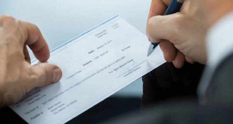 Αναστέλλονται για 75 μέρες επιταγές που λήγουν το Μάρτιο