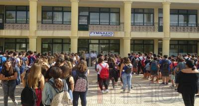 To &Gamma;&upsilon;&mu;&nu;&alpha;&sigma;ί&omicron;&upsilon; &Mu;ύ&rho;&iota;&nu;&alpha;&sigmaf; &mu;&epsilon; &tau;&omicron;&upsilon;&sigmaf; &laquo;Ό&rho;&nu;&iota;&theta;&epsilon;&sigmaf;&raquo; &tau;&omicron;&upsilon; &Alpha;&rho;&iota;&sigma;&tau;&omicron;&phi;ά&nu;&eta; &tau;&alpha;&xi;&iota;&delta;&epsilon;ύ&omicron;&upsilon;&nu; &sigma;&tau;&iota;&sigmaf; &Sigma;&upsilon;&rho;&alpha;&kappa;&omicron;ύ&sigma;&epsilon;&sigmaf;