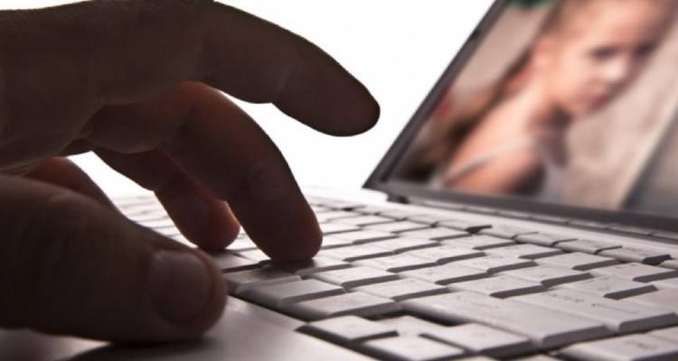 Βόρειο Αιγαίο: Τον «τσάκωσαν» για παιδική πορνογραφία μέσω διαδικτύου | Αξιοποιήθηκε βοήθεια από τις ΗΠΑ