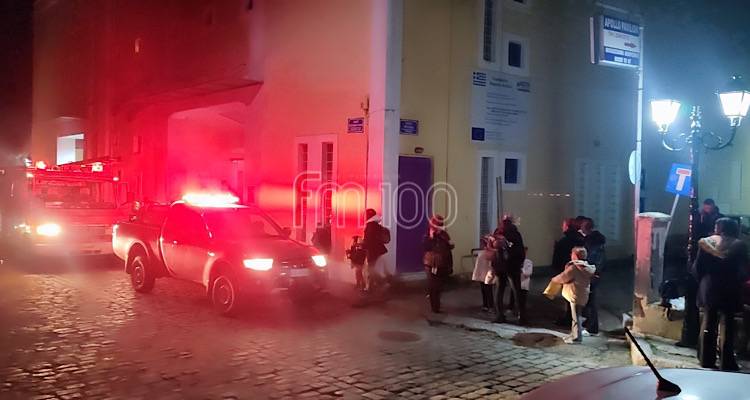 &Epsilon;&Kappa;&Tau;&Alpha;&Kappa;&Tau;&Omicron;: &Phi;&omega;&tau;&iota;ά &sigma;&tau;&omicron;&nu; &kappa;&iota;&nu;&eta;&mu;&alpha;&tau;&omicron;&gamma;&rho;ά&phi;&omicron; &laquo;&Mu;&alpha;&rho;&omicron;ύ&lambda;&alpha;&raquo; &tau;&eta;&nu; ώ&rho;&alpha; &pi;&rho;&omicron;&beta;&omicron;&lambda;ή&sigmaf; &pi;&alpha;&iota;&delta;&iota;&kappa;ή&sigmaf; &tau;&alpha;&iota;&nu;ί&alpha;&sigmaf; | &Epsilon;&kappa;&kappa;&epsilon;&nu;ώ&theta;&eta;&kappa;&epsilon; &eta; &alpha;ί&theta;&omicron;&upsilon;&sigma;&alpha;