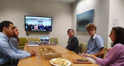 &Mu;&alpha;&theta;&eta;&tau;έ&sigmaf; &tau;&omicron;&upsilon; Albert Park College &epsilon;&pi;&iota;&kappa;&omicron;&iota;&nu;ώ&nu;&eta;&sigma;&alpha;&nu; &mu;έ&sigma;&omega; Skype &mu;&epsilon; &mu;&alpha;&theta;&eta;&tau;έ&sigmaf; &tau;&omicron;&upsilon; 1&omicron;&upsilon; &Lambda;&upsilon;&kappa;&epsilon;ί&omicron;&upsilon; &Mu;&omicron;ύ&delta;&rho;&omicron;&upsilon; &sigma;&tau;&omicron; &pi;&lambda;&alpha;ί&sigma;&iota;&omicron; &tau;&omicron;&upsilon; &pi;&rho;&omicron;&gamma;&rho;ά&mu;&mu;&alpha;&tau;&omicron;&sigmaf; &laquo;&Mu;&iota;&lambda;ά&mu;&epsilon; &epsilon;&lambda;&lambda;&eta;&nu;&iota;&kappa;ά &tau;&omicron; &Mu;ά&rho;&tau;&iota;&omicron;&raquo;. &Phi;ώ&tau;&omicron;: Supplied