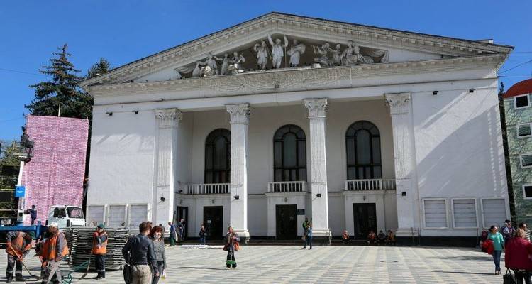 &Rho;&omega;&sigma;&iota;&kappa;ή &epsilon;&iota;&sigma;&beta;&omicron;&lambda;ή &sigma;&tau;&eta;&nu; &Omicron;&upsilon;&kappa;&rho;&alpha;&nu;ί&alpha;: Έ&gamma;&kappa;&lambda;&eta;&mu;&alpha; &pi;&omicron;&lambda;έ&mu;&omicron;&upsilon; &omicron; &beta;&omicron;&mu;&beta;&alpha;&rho;&delta;&iota;&sigma;&mu;ό&sigmaf; &tau;&omicron;&upsilon; &theta;&epsilon;ά&tau;&rho;&omicron;&upsilon; &sigma;&tau;&eta; &Mu;&alpha;&rho;&iota;&omicron;ύ&pi;&omicron;&lambda;&eta;