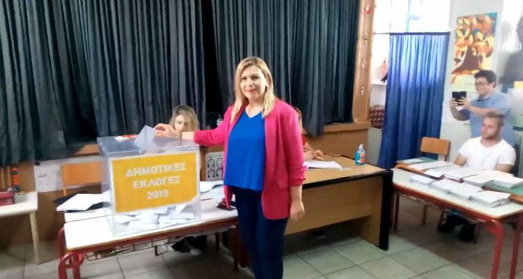 &Psi;ή&phi;&iota;&sigma;&epsilon; &eta; &Epsilon;&lambda;&epsilon;&omicron;&nu;ώ&rho;&alpha; &Gamma;&epsilon;ώ&rho;&gamma;&alpha; | &laquo;&Eta; &sigma;&eta;&mu;&epsilon;&rho;&iota;&nu;ή &mu;&alpha;&sigmaf; &nu;ί&kappa;&eta;, &theta;&alpha; &epsilon;ί&nu;&alpha;&iota; &nu;ί&kappa;&eta; &gamma;&iota;&alpha; &tau;&eta; &Lambda;ή&mu;&nu;&omicron;&raquo; (video)