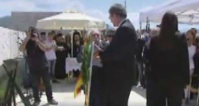 Βίντεο: Η στιγμή που ο Γλέζος αγνοεί την Κωνσταντοπούλου και οδηγεί τον Γερμανό πρέσβη για κατάθεση στεφάνου