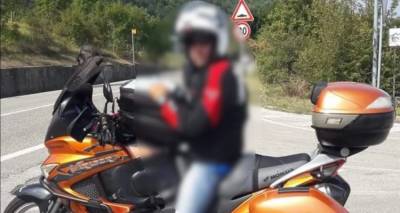 &Sigma;&alpha;&mu;&omicron;&theta;&rho;ά&kappa;&eta;: &Alpha;&kappa;&alpha;&rho;&iota;&alpha;ί&omicron;&sigmaf; &omicron; &theta;ά&nu;&alpha;&tau;&omicron;&sigmaf; &tau;&omicron;&upsilon; &psi;&alpha;&rho;&omicron;&nu;&tau;&omicron;&upsilon;&phi;&epsilon;&kappa;ά &pi;&omicron;&upsilon; &chi;&tau;&upsilon;&pi;ή&theta;&eta;&kappa;&epsilon; &alpha;&pi;ό &pi;&rho;&omicron;&pi;έ&lambda;&alpha;- &Delta;ύ&omicron; &sigma;&upsilon;&lambda;&lambda;ή&psi;&epsilon;&iota;&sigmaf;