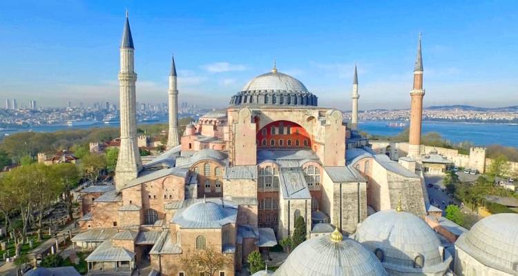 &Alpha;&gamma;ί&alpha; &Sigma;&omicron;&phi;ί&alpha;: &laquo;Έ&sigma;&tau;&rho;&omega;&sigma;&alpha;&nu; &mu;&epsilon; &pi;&alpha;&rho;&kappa;έ &tau;&alpha; &iota;&sigma;&tau;&omicron;&rho;&iota;&kappa;ά &sigma;&kappa;&alpha;&lambda;&iota;ά&raquo;, &gamma;&rho;ά&phi;&epsilon;&iota; &eta; Cumhuriyet