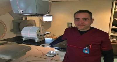&Alpha;&pi;ά&nu;&tau;&eta;&sigma;&eta; &Delta;&epsilon;&lambda;&eta;&nu;&iota;&kappa;ό&lambda;&alpha; &sigma;&epsilon; &Alpha;&theta;&alpha;&nu;&alpha;&sigma;ί&omicron;&upsilon;: &laquo;&Tau;&omicron; &beta;&iota;&omicron;&gamma;&rho;&alpha;&phi;&iota;&kappa;ό &mu;&omicron;&upsilon; &delta;&epsilon; &chi;&rho;ή&zeta;&epsilon;&iota; &beta;&omicron;ή&theta;&epsilon;&iota;&alpha;&sigmaf;&raquo;
